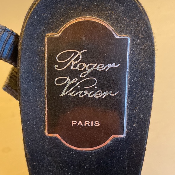 Roger Vivier made in Italy blue/black suede and satin heel with bow detail. - Picture 7 of 8